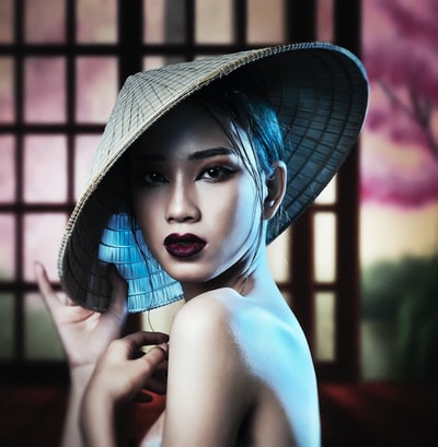 戴蓝黑软呢帽的女人